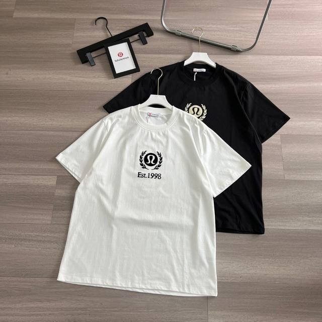 lululemon 25Ss春夏新款 经典红标字母立体印花男女同款圆领纯棉短袖T恤 宽松版型 330G全棉精梳棉 颜色 黑色-白色 尺码M-L- Xl 胸围 衣