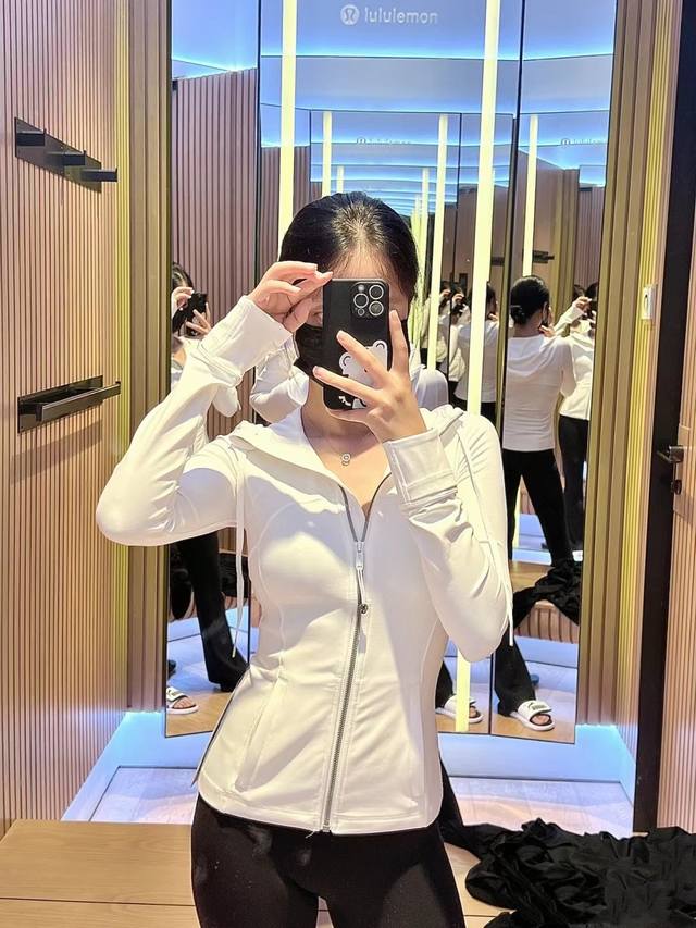 白色 连帽款 Lululemon丨Define 露露女士运动连帽瑜伽服外套 设计理念 灵感源自我们的经典设计 这是备受喜爱的 Shape 夹克瑜伽服的升级款 改