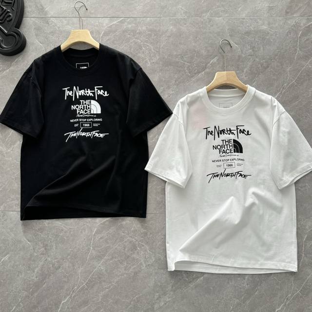 发 探索者的绝佳伴侣 非常有文艺范 北面探索系列--草写字母纯棉短袖T恤 男女同款 优质纯棉面料 柔软亲肤 透气性极佳 在炎炎夏日 无论是漫步在城市街头 还是深