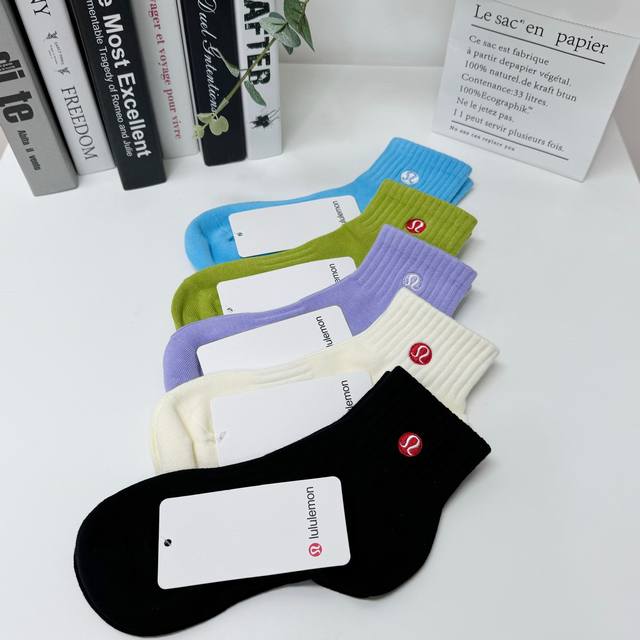 双可选色 露露乐蒙纯棉男女同款中筒袜 好货不多 春秋冬必备 手慢无 不接受任何理由试穿 退货 介意勿拍
