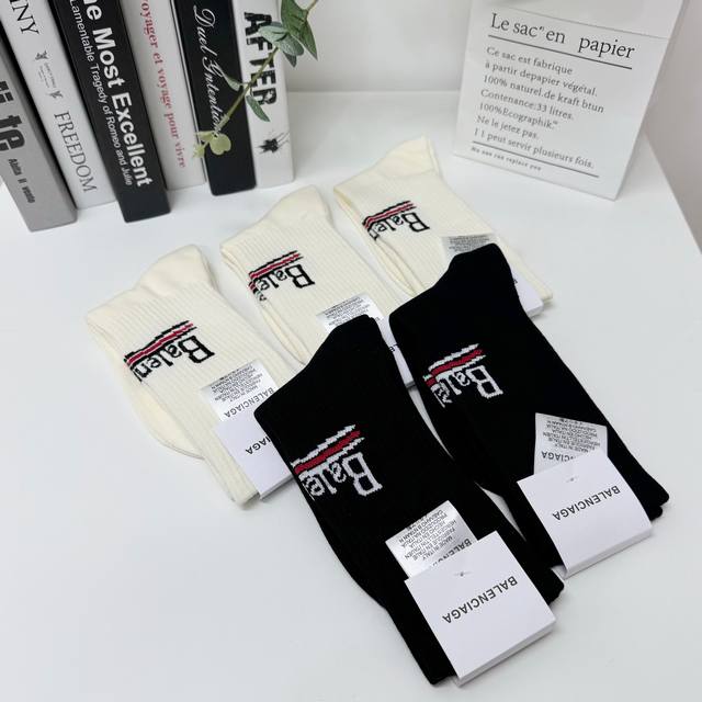 双 Balenciaga 巴黎世家纯棉男女同款中筒袜 好货不多 春秋冬必备 手慢无 不接受任何理由试穿 退货 介意勿拍