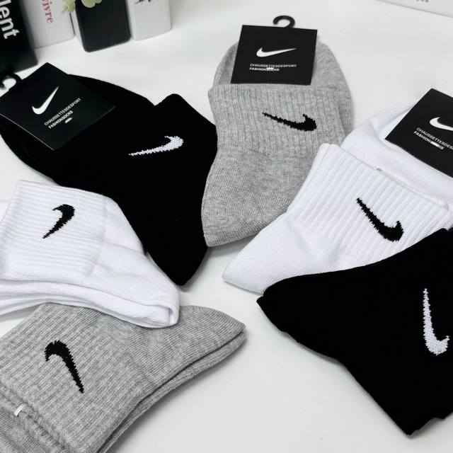 双可选色 Nike 耐克纯棉男女同款中筒袜 厚度适中 耐磨耐造 区别市面 好货不多 春秋冬必备 不接受任何理由试穿 退货 介意勿拍