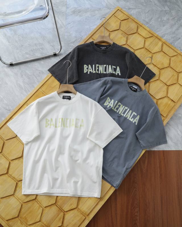balenciaga巴黎世家Ss25 Bb Monogram系列填上破坏胶带字母印花圆领套头短袖T恤 尺码偏大建议拍小一码 厚版印花字母工艺定制定染原版1:1复