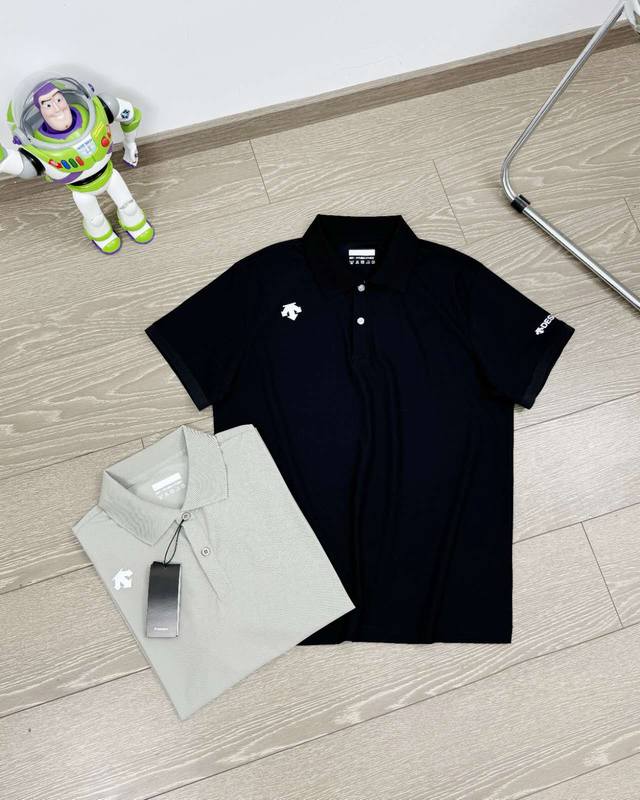 上新 品牌 Descente 迪桑特 descente 迪桑特 轻量透气 凉感运动 防晒 男士春夏必备的polo衫 这款属于简约商务休闲风格 不论是日常生活还是