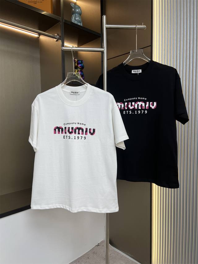 miumiu缪缪2025Ss新款毛绒拼接硅胶字母情侣休闲短袖 最高版本 面料290克100%双纱全棉 毛绒拼接硅胶字母设计工艺 辅料 开模原版过鉴定领标100%