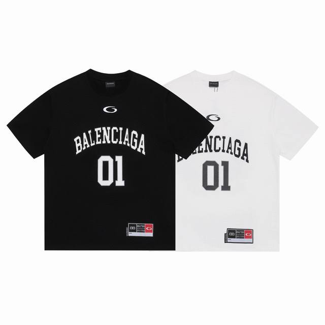 balsenciaga巴黎世家2025Ss新款美式字母斜纹布料贴布绣花情侣休闲短袖T恤 最高版本 定制面料290克100%双纱棉 美式字母斜纹布料贴布绣花 辅料