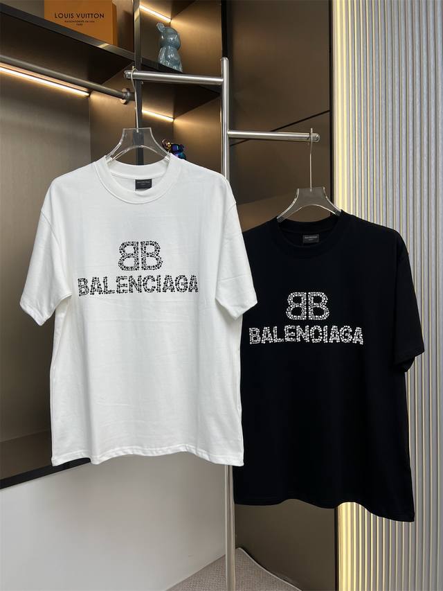 balsenciaga巴黎世家2025Ss烫珠双B字母情侣休闲短袖T恤 最高版本 定制面料290克100%双纱棉 烫珠字母设计 辅料 开模原版过鉴定领标100%