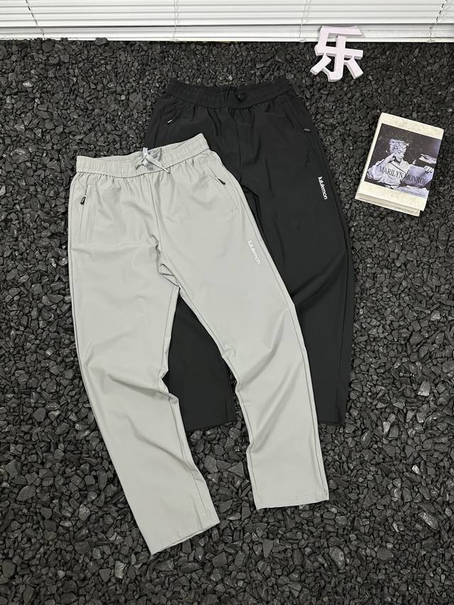 露露Lulu男士商务蚕丝运动休闲吸汗透气速干弹力工装字母拉头休闲运动直筒长裤 - 忙碌的都市生活里 你需要一条能在通勤与运动间自由切换的裤子 露露Lulu男士休