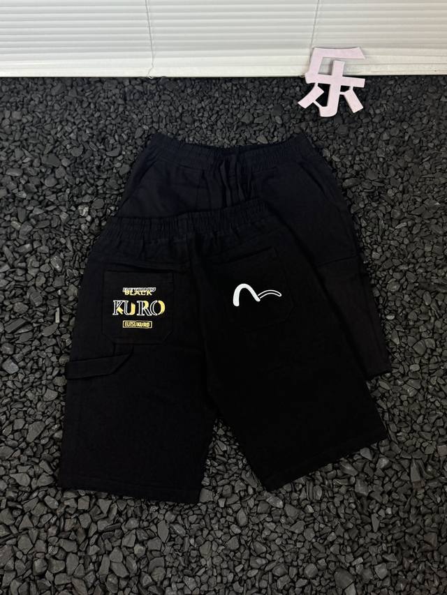 Evisu福神金线刺绣字母Logo口袋短裤休闲五分裤男款 - 经典黑色永远不会出错 这裤身酷劲十足 金线刺绣工艺精湛 字母栩栩如生简直是画龙点睛 每一个字母都仿