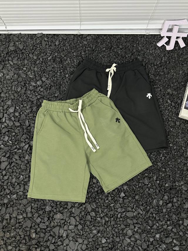迪桑特 Descente 夏季新款宽松休闲立体硅胶Logo户外运动短裤休闲裤 - 短裤选用高品质面料 结实耐用 多次洗涤不变形 不褪色 能长久陪伴你 裤身的立体