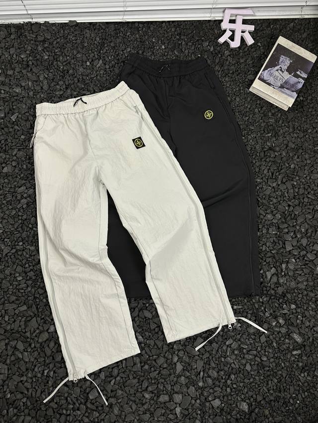 石头岛Stone Island美式高街潮流时尚户外越野侧面拉链阔腿宽松直筒裤脚抽绳休闲裤 男女同款 - 走在时尚前沿的弄潮儿们 石头岛这款休闲裤简直是为你们量身