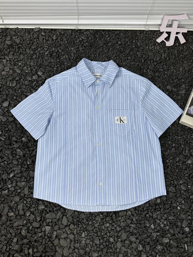 Ck2025春夏最新户外休闲时尚简约翻领条纹宽松舒适百搭衬衫短袖 男女同款 - 宝子们 又到了疯狂给大家种草的时刻 今天必须安利这款Ck2025春夏最新户外休闲