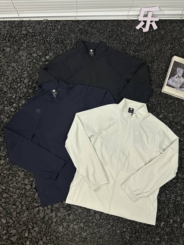 Descente 迪桑特 春夏Training系列综训训练男士运动上衣防晒衣 - 区别没版型的涤纶 采用质感针织面料制成的运动上衣 面料顺滑挺阔 自然有型 搭配
