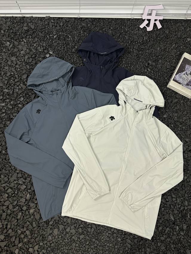 Descente 迪桑特 夏季新品男子梭织透气薄款运动连帽外套皮肤衣 - 功能性梭织运动上衣采用优质拉伸性面料 搭配动态裁剪版型 贴合肩部 手臂等关节的动态轮廓