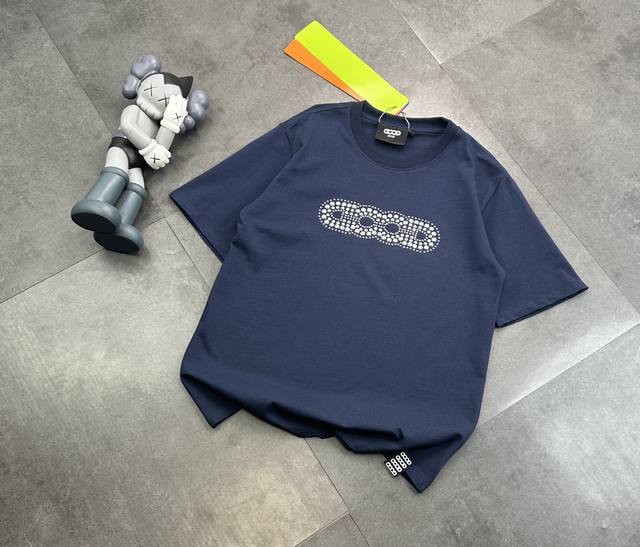 潮牌 Goodbrand铆钉点缀情侣款短袖T恤 240G双纱潮牌专用棉 纹理清晰 质感满满 同缸定染1 1无色差精密纯棉螺纹 层搭叠穿 自留好货 强烈推荐~所有