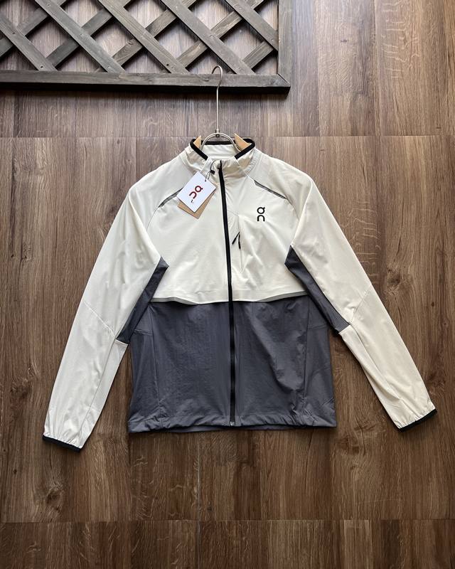 供 on昂跑 第二代 Weather Jacket 2 新品男款轻量防护跑步夹克 weather Jacket 在恶劣天气中为你提供周全防护 将透气面料与防风面