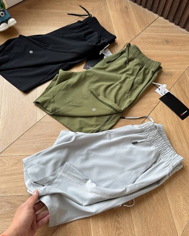 供 露露Lululemon夏季新款休闲男士轻薄网眼 拼接透气短裤休闲短裤 无内衬速干四分短裤 此款短裤的面料四向弹力 腰部内侧网格面料设计 亲B1187肤 侧边