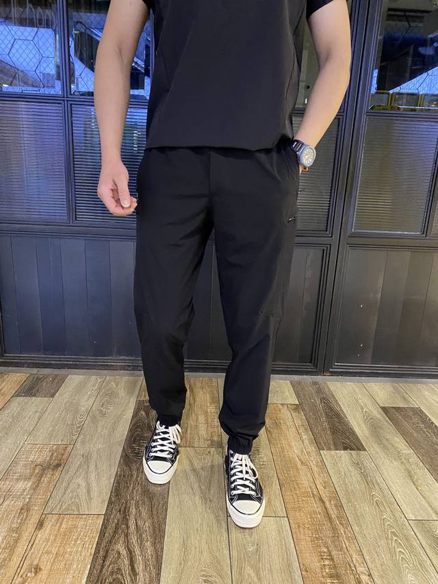 供 款号 2926015 lulu License To Train轻运动 男士工装运动薄款速干裤 轻运动的舒适态度 腰头 口袋两侧反光点加持 左右两边四个实用