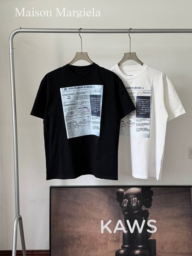 Mm6 Maison Margiela Ss25 报纸印花T恤 260G重磅新疆棉 立体廓形 透气舒爽 原版热转印工艺 1:1复刻报纸印花 定制辅料细节 吊牌包