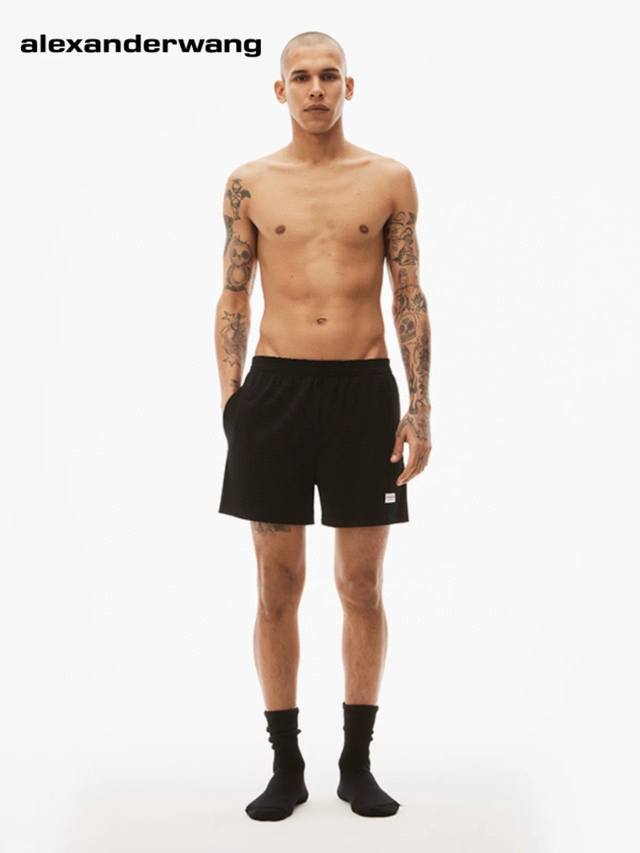 亚历山大王2025新品男Bodywear系列平纹针织短裤 满足简约大方的穿着喜好 自然的松紧腰带着抽绳 包容腰围的同时满足舒适性和便捷性 水洗工艺微微泛白做旧让