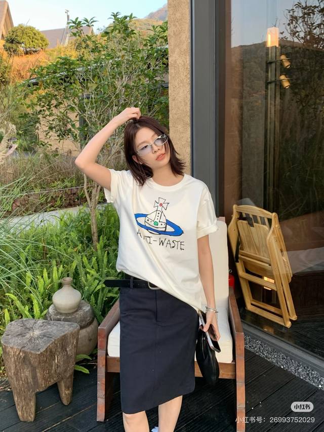 vivienne West Wood西太后薇薇安蓝色土星印花短袖T恤 306 面料采用280G双纱爽滑棉 双纱的质感加上爽滑手感 面料整体重磅舒适 细节还原原版