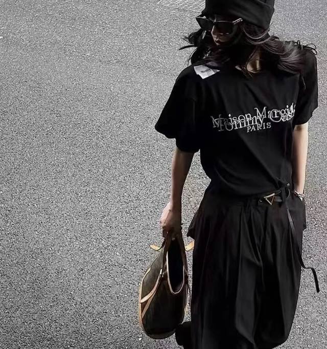 maison Margiela X Tommy Cash 马吉拉 肩部破洞标签款 模特资讯图#