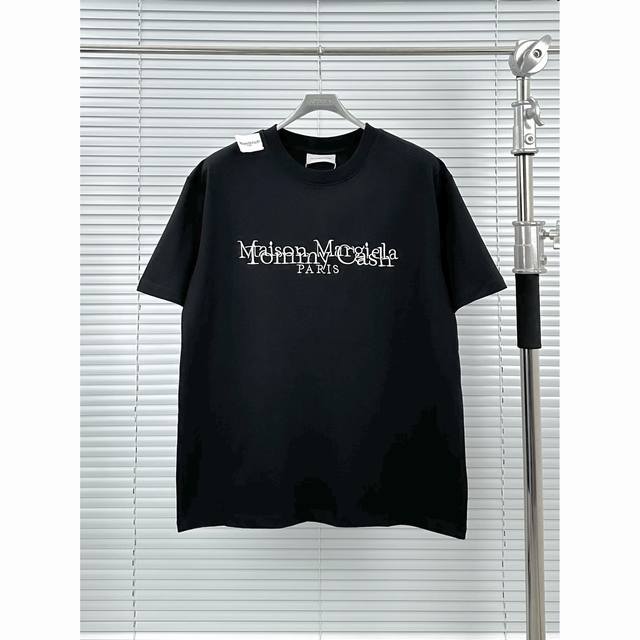 肩部破洞标签款 # 黑色 白色 44 46 48 50 maison Margiela 马吉拉 X Tommy Cash联名款刺绣Logo短袖T恤 联名限定刺绣