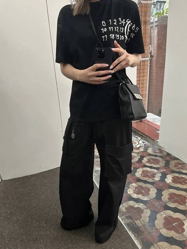 maison Margiela 马吉拉 肩膀草写字母款短袖 模特资讯图#