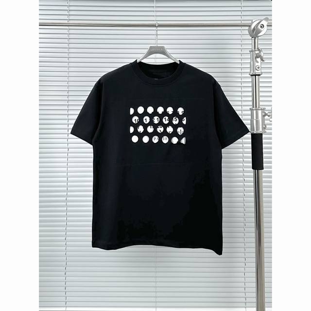 镂空圆洞数字短袖 黑色S-Xl maisonmargiela 马吉拉 镂空圆洞数字圆领短袖T恤 顶级面料 重磅质感 采用260G重磅精梳纯棉双纱面料 柔韧挺括不