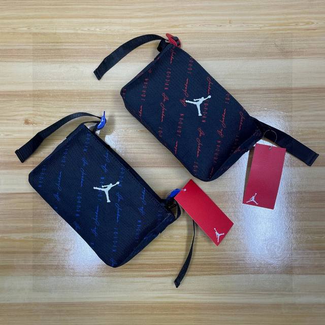 air Jordan Aj乔丹满印刺绣Logo多功能手提包 单肩包 斜挎包 帆布材质 舒适肩带设计 可随意调节长度 顺滑拉链设计 哪怕你的衣柜里塞满了包包 也总
