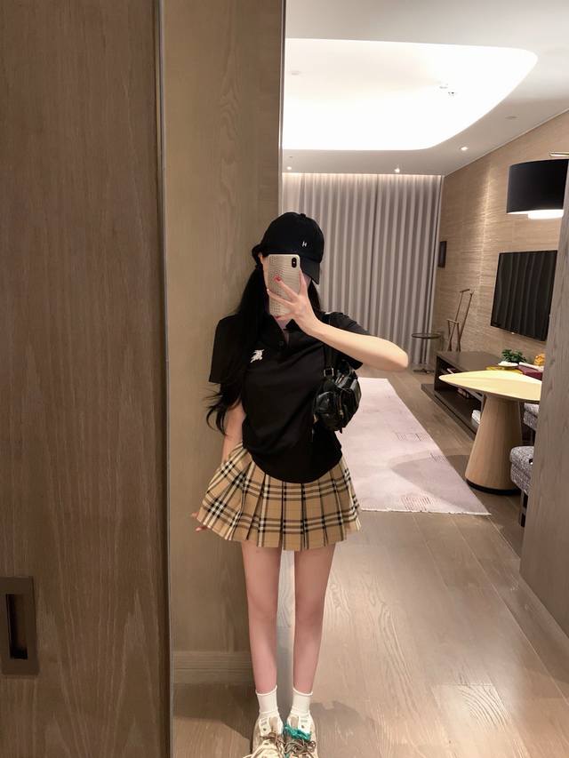 上新 套裙 burberr* 巴宝莉 绣花polo领短袖T经典格子百褶裙套装 颜色 黑色 白色 码数 Sml见尾图