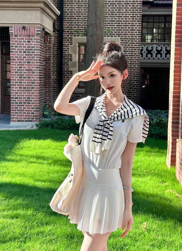 上新 三件套 rl 拉夫 属于宝宝们的清爽少女感来咯~ 短袖披肩+百褶裙 清爽王炸组合谁懂啊 咱就是说休闲T和百褶裙一搭 随性减龄Feel满满~ 慵懒的短袖中和