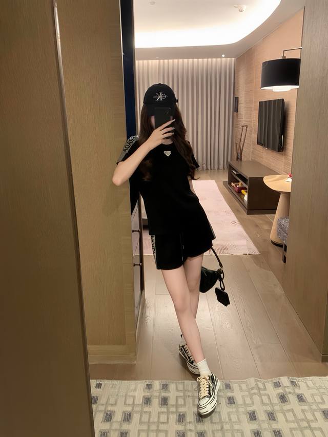 上新 套装 prad* 普拉达 25Ss定位高温烫钻短袖短裤套装 学院风 真的好好看 颜色 黑色 白色 码数 Sml见尾图