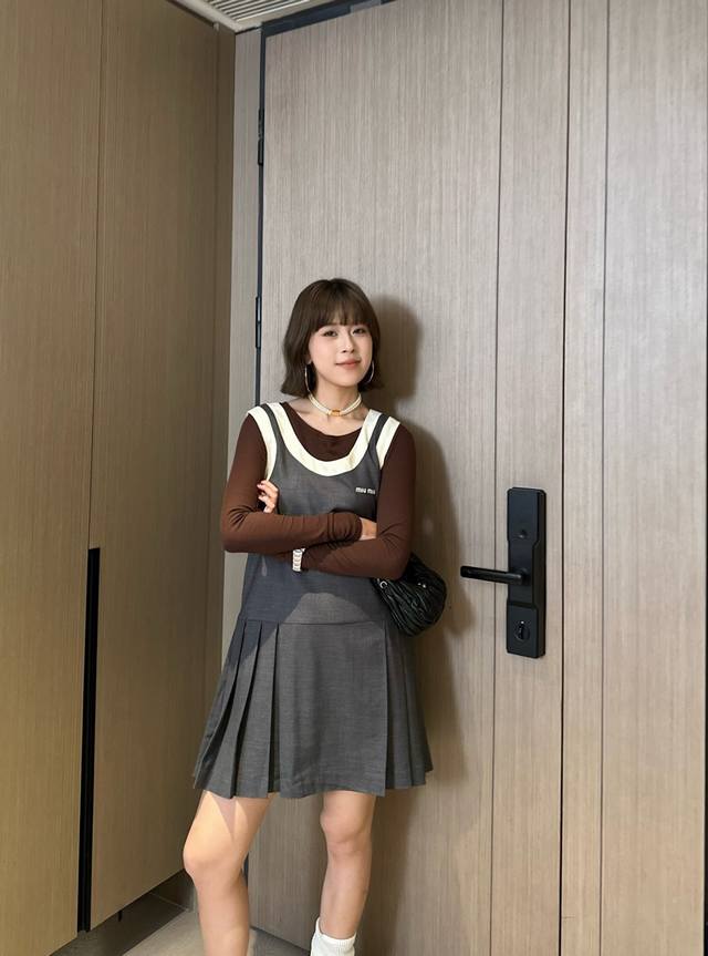 上新 谬谬 25Ss复古背心连衣裙 谬系女孩 这款背心裙的设计简直美轮美奂 精致小巧的版型 搭配独特的Logo提花针织面料 不仅展现了 Miumiu 品牌的时尚