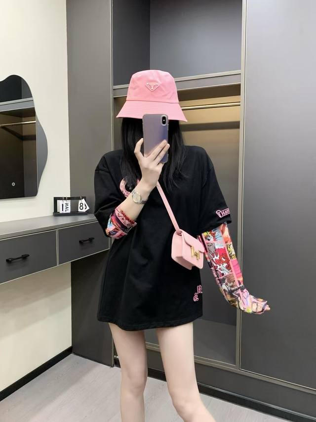 上新 chro* Hearts 克罗心 新款克罗漫画刺绣图案拼接假两件长袖T 拥有非常显眼的辨识度 后面刺绣图案 超酷炫 颜色 黑色 白色 码数 Sml s码推