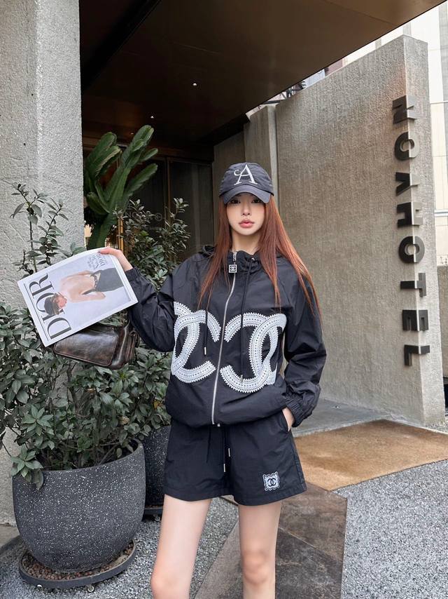 上新 chane* 小香 25Ss连帽双C薄款外套短裤的组合套装 双C刺绣Logo凸显品牌格调 颜色 白色 黑色 尺码 S M L s码推荐 80~100 m码