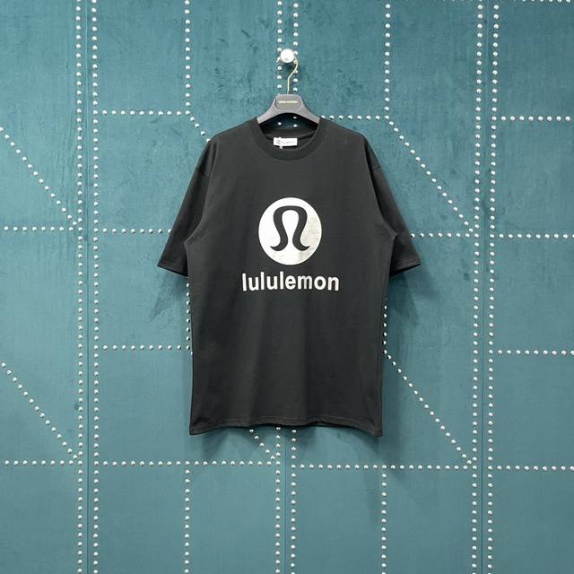 露露 Lulu 25Ss 大Logo反光印花短袖T恤 Lu032 轻奢主义 男女日常通勤穿搭必备单品 正确版本 随意对比 详细特征 260克 % 纯棉双纱汗布面