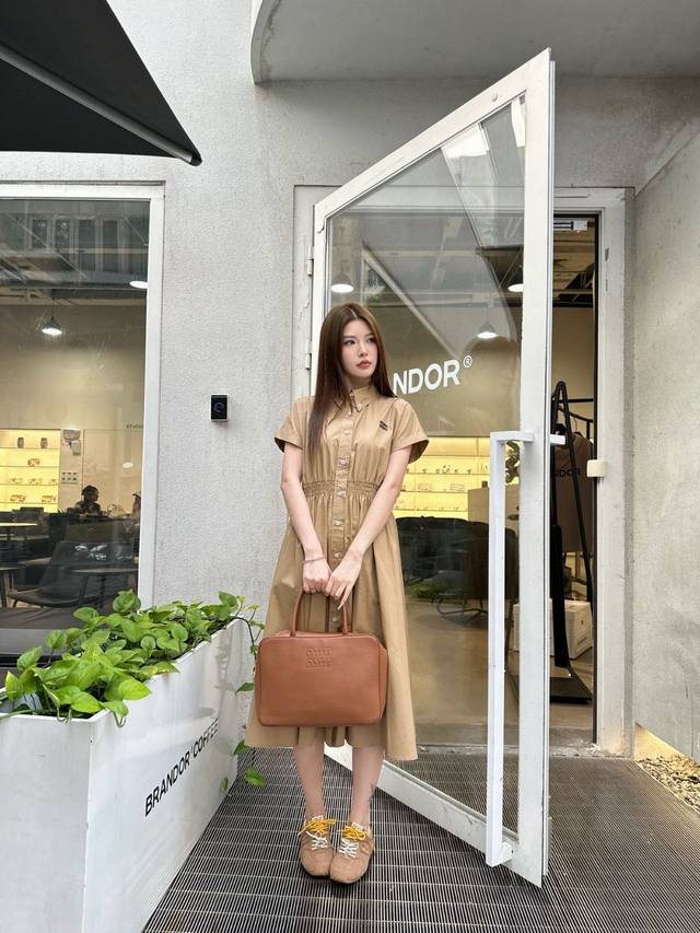 miumiu缪缪立体字母打揽收腰翻领短袖连衣裙 款号 25670705468 颜色 蓝色 咖色 尺码 Sml s码80-95斤 m码95-110斤 l码110-