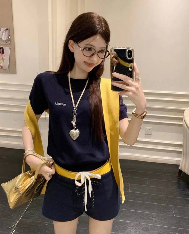 miumiu缪缪字母刺绣圆领短袖T恤撞色拼接抽绳松紧腰短裤套装配披肩 款号 25670205463 颜色 图片色 尺码 Ml m码80-100斤 l码100-1