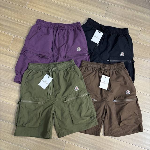 蒙口25Ss新品工装机能风大口袋徽章Logo百搭休闲短裤 高街风十足 四色可选 经典百搭永不过时 夏季出行必备百搭短裤 高品质梭织面料 上身舒适透气不闷热 面料