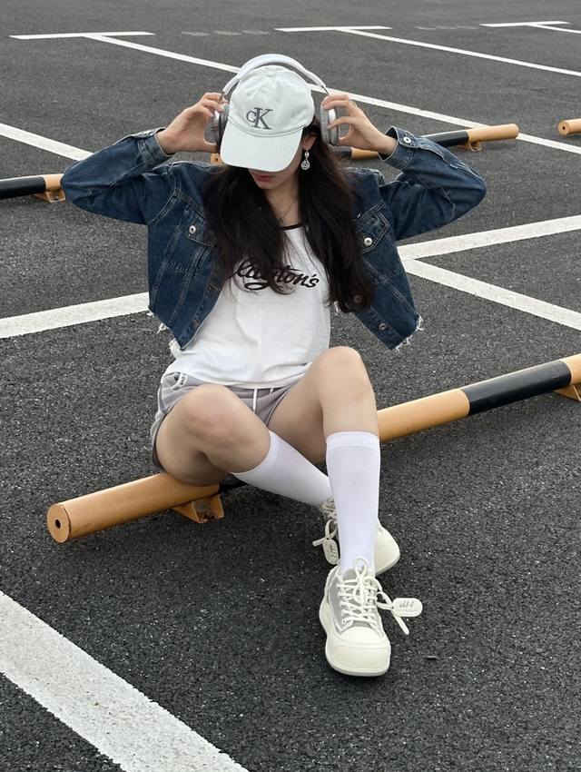 北冰洋上新 calvin Klein Ck新款牛仔水洗做旧棒球帽 字母刺绣款鸭舌帽 这个品牌今年鲨疯了 炒鸡火爆的一款 众多网红明星上身 男女同款 时尚又百搭