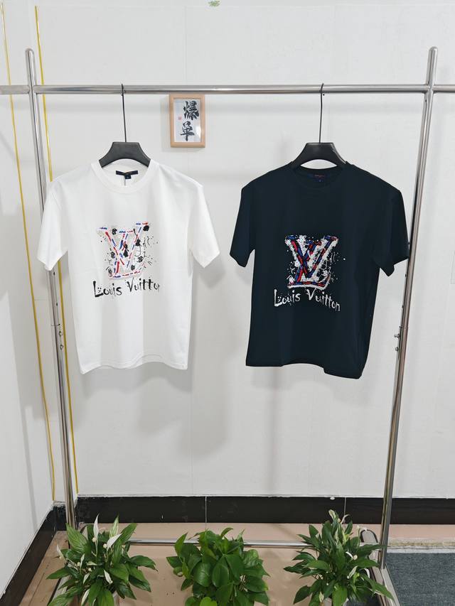louis Vuitton 路易威登 2025Ss短袖T恤 双面液氨面料升级 采用日本液氨丝光工艺双面处理 液氨技术能使棉纤维膨胀后收缩 比普通丝光面料 能提升