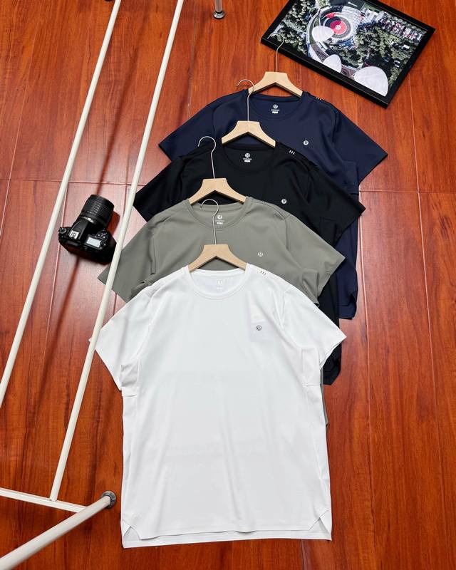 供 原单品质 lululemon 露露男士速干短袖 日常通勤穿搭 Lulu 夏季黑科技速干无缝休闲T恤 独特的肩部反光设计 很有特点 科技面料以及高端工艺 质感