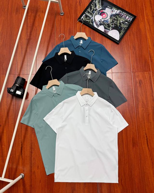 供 原单品质 lululemon 露露夏季男士polo衫 经典的翻领polo版型 优雅时尚 经典百搭 采用冰丝无缝速干珠地面料 密度高弹力也很大 柔软舒适 贴身