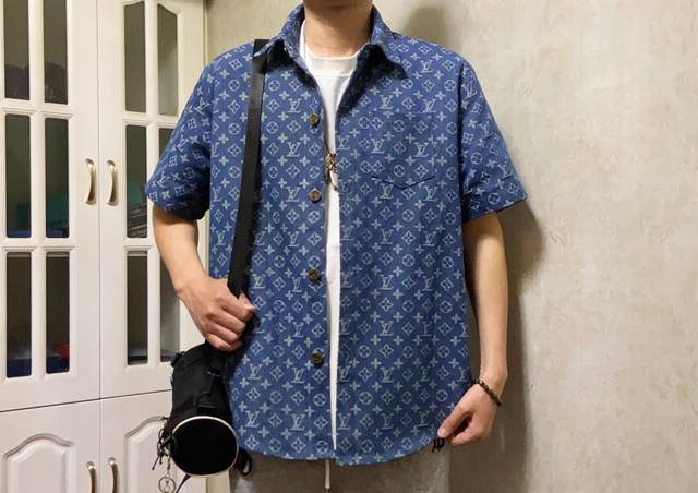 上新 高品质 Lv Louis Vuitton满提花Logo竹节纹重工水洗牛仔短袖外套 定制Lv提花牛仔面料 竹节纹牛仔品质拉满 当下最流行的牛仔短袖外套 内里