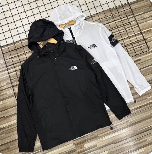 上新 夏季Thenorthface 北面春夏季男女情侣款连帽防晒服外套上衣 胸前印花 袖子贴布刺绣方框 背面有特点的The印花新款户外休闲防晒服皮肤衣 防晒衣的