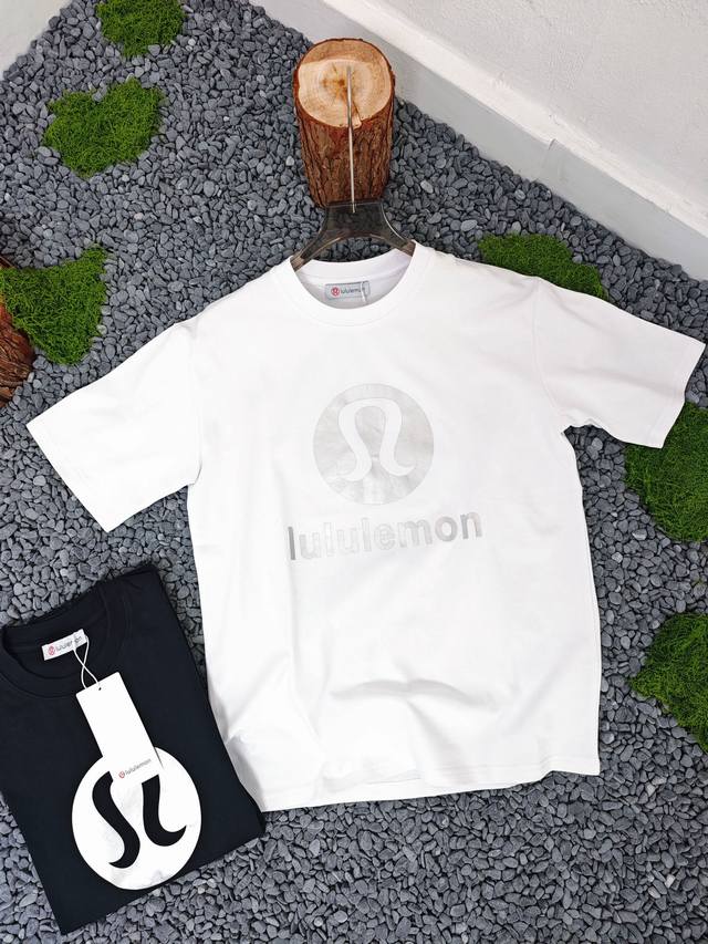 Lululemon露露乐檬 25Ss 大Logo反光印花短袖T恤 情侣款把舒适做到极致 精选优质纯棉面料 柔软细腻 贴身穿仿佛被云朵轻抚 触感超赞 大Logo反