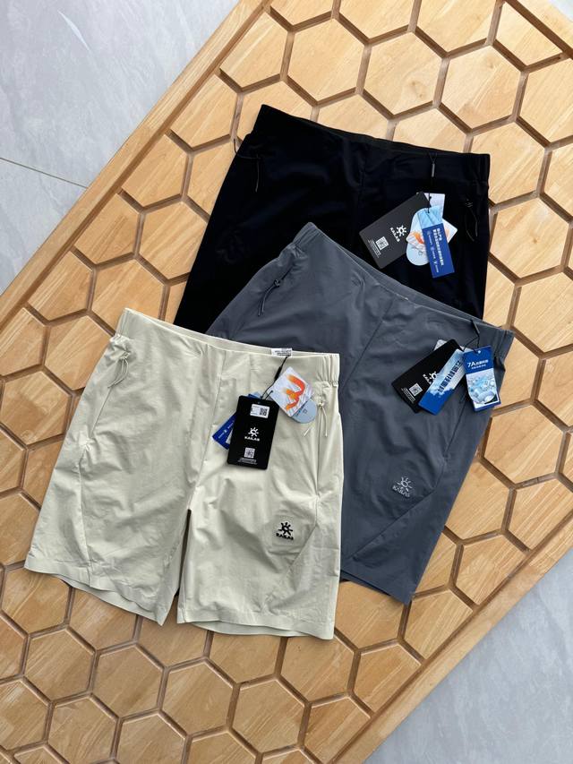 凯乐石刺绣款短裤 你的夏季最佳短裤来啦 专为热爱户外运动的你设计 这款短裤采用弹力速干面料 无论是徒步登山时的大汗淋漓 还是夏日炎炎带来的闷热感 都能迅速干燥