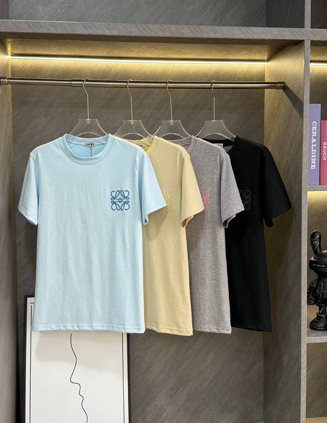 loewe罗意威同色Logo小刺绣圆领T恤 家人们 谁懂啊 罗意威今年夏季这款T恤 我愿称之为穿搭宝藏 简约版型 男女通穿 妥妥的情侣装首选 100%全棉面料