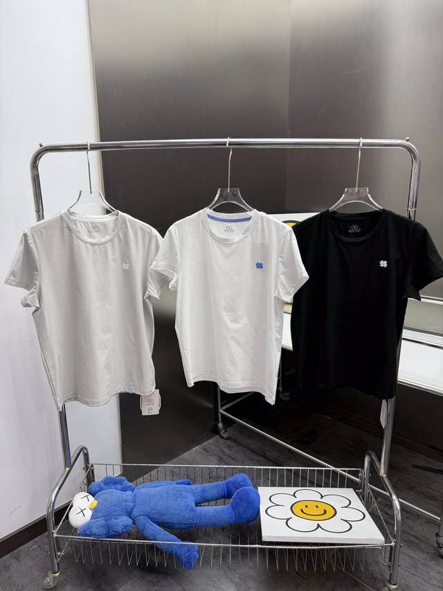 可隆 Kolon Sport圆领短袖 简约设计却藏着无尽魅力 面料柔软舒适 透气不闷热 每一次穿上都仿佛被清风环绕 圆领设计简洁大方 展现出颈部线条的优雅与自信